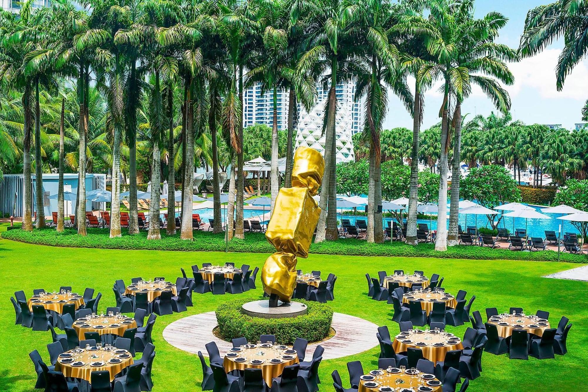 W Singapore - Sentosa Cove Exterior foto The lawn at the hotel