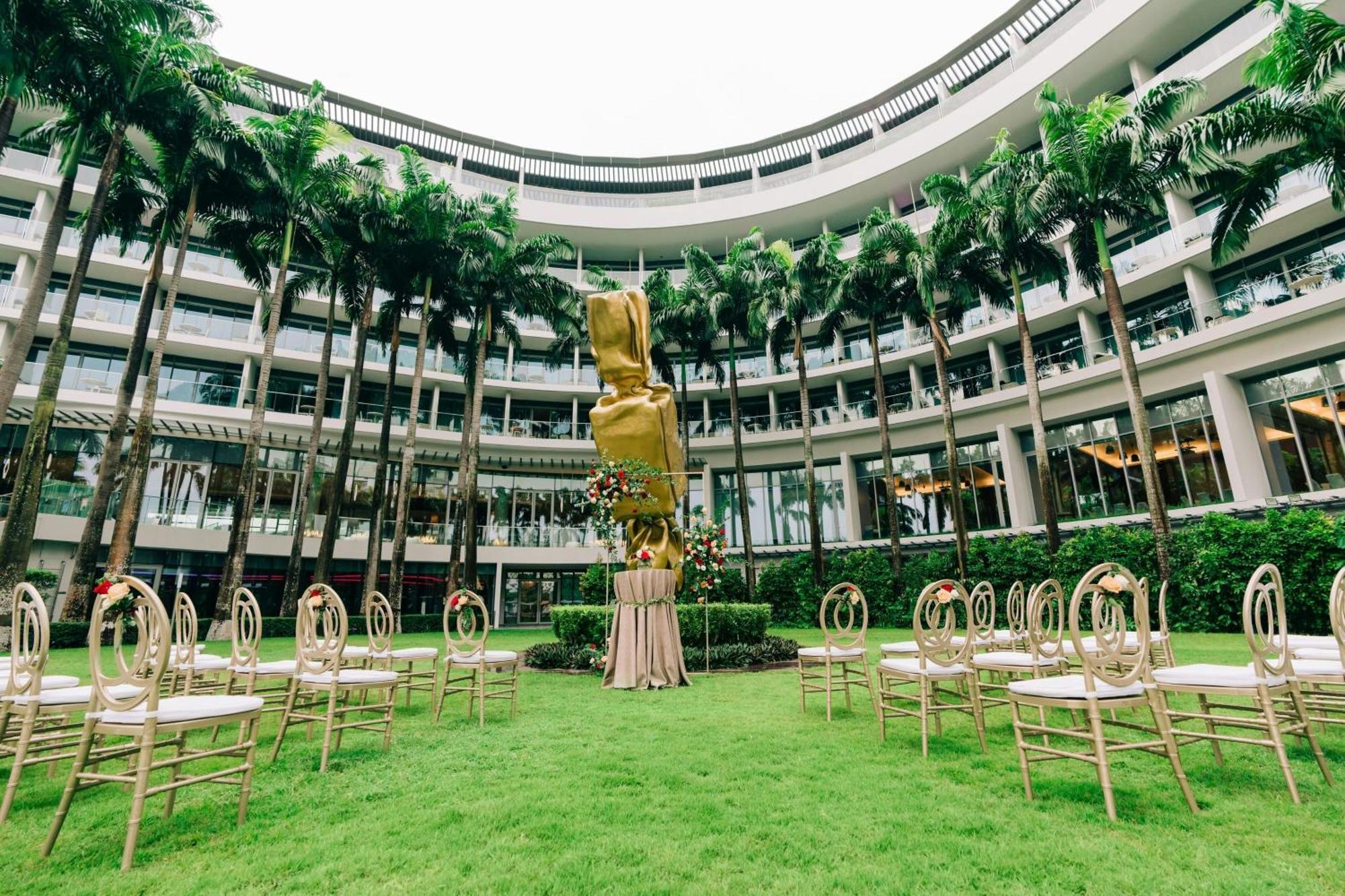 W Singapore - Sentosa Cove Exterior foto The lawn at the hotel